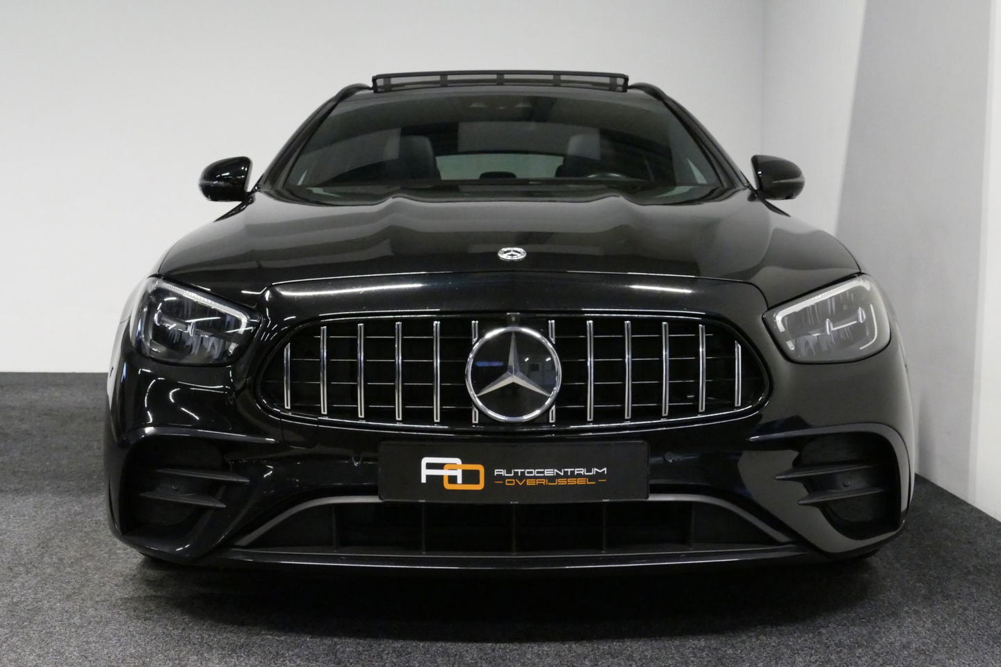 Mercedes-Benz E-Klasse 300 e AMG Line / E63 AMG Diffuser / Panamericana Grill / Panoramadak / Burmester Surround Sound / Rondomzichtcamera / Deels elektr. verstelbare voorstoelen / Ambienteverlichting / Stoelverwarming / Apple Carplay - Android Auto / 20'' LMV / Trekhaak (zwenk