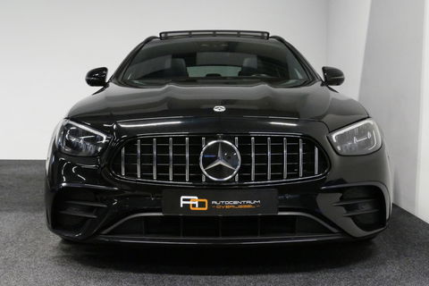 Mercedes-Benz E-Klasse 300 e AMG Line / E63 AMG Diffuser / Panamericana Grill / Panoramadak / Burmester Surround Sound / Rondomzichtcamera / Deels elektr. verstelbare voorstoelen / Ambienteverlichting / Stoelverwarming / Apple Carplay - Android Auto / 20'' LMV / Trekhaak (zwenk