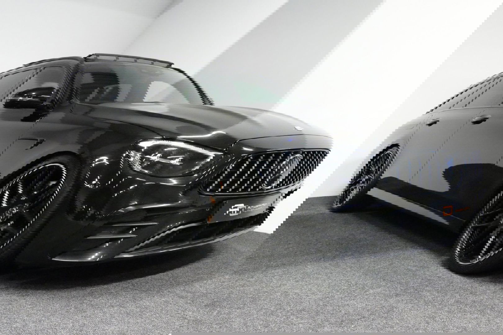 Mercedes-Benz E-Klasse 300 e AMG Line / E63 AMG Diffuser / Panamericana Grill / Panoramadak / Burmester Surround Sound / Rondomzichtcamera / Deels elektr. verstelbare voorstoelen / Ambienteverlichting / Stoelverwarming / Apple Carplay - Android Auto / 20'' LMV / Trekhaak (zwenk