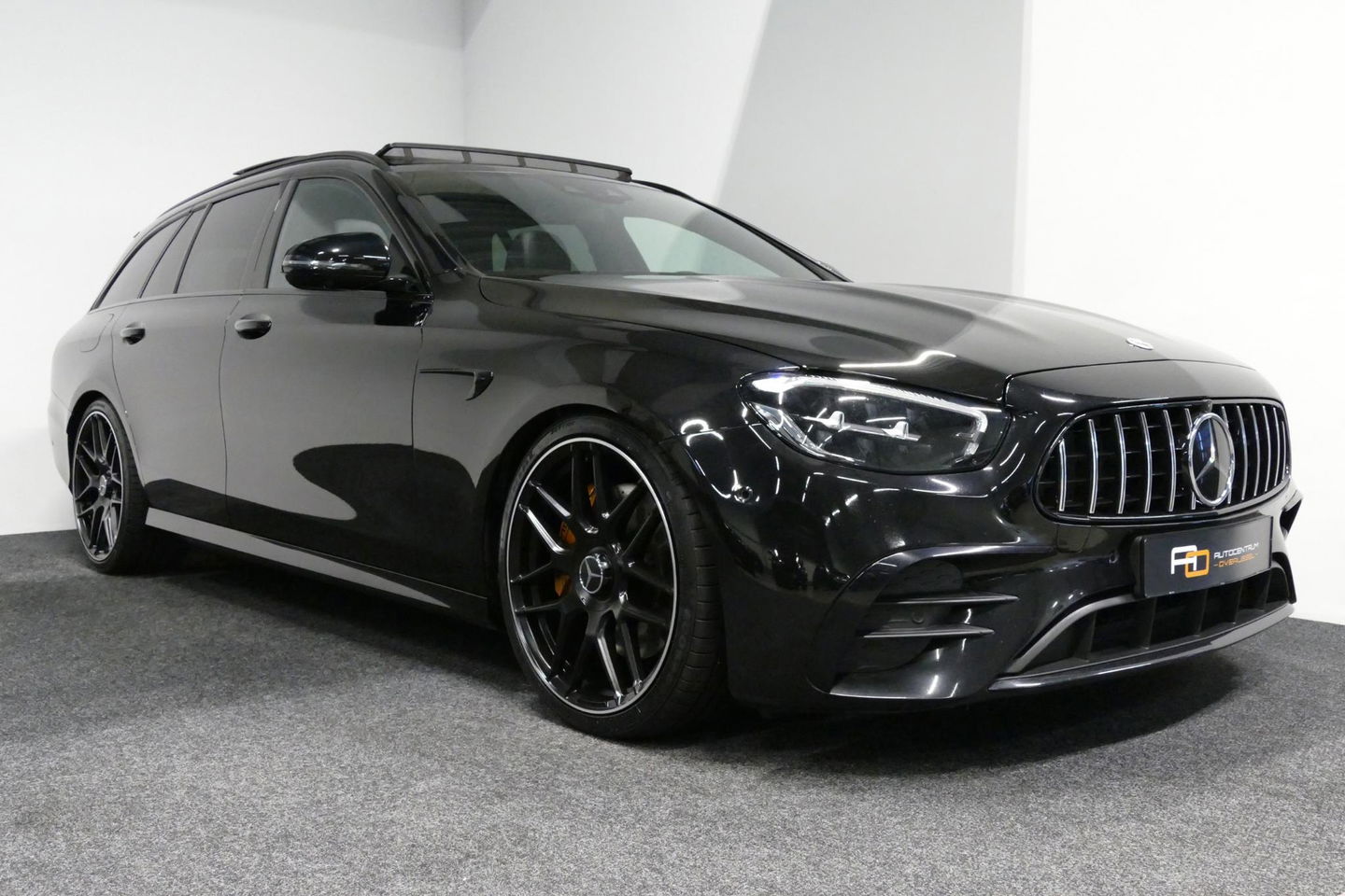 Mercedes-Benz E-Klasse 300 e AMG Line / E63 AMG Diffuser / Panamericana Grill / Panoramadak / Burmester Surround Sound / Rondomzichtcamera / Deels elektr. verstelbare voorstoelen / Ambienteverlichting / Stoelverwarming / Apple Carplay - Android Auto / 20'' LMV / Trekhaak (zwenk