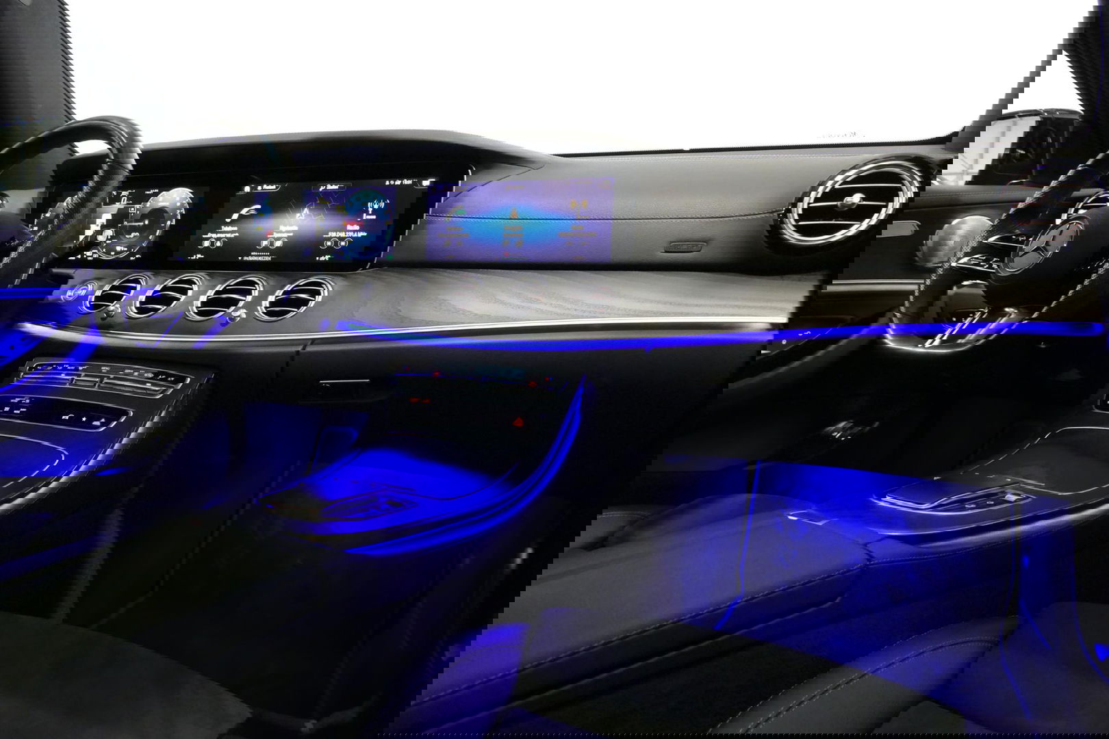 Mercedes-Benz E-Klasse 300 e AMG Line / E63 AMG Diffuser / Panamericana Grill / Panoramadak / Burmester Surround Sound / Rondomzichtcamera / Deels elektr. verstelbare voorstoelen / Ambienteverlichting / Stoelverwarming / Apple Carplay - Android Auto / 20'' LMV / Trekhaak (zwenk