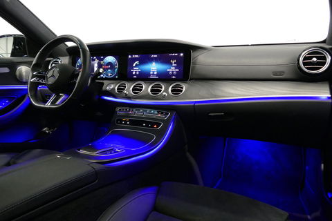 Mercedes-Benz E-Klasse 300 e AMG Line / E63 AMG Diffuser / Panamericana Grill / Panoramadak / Burmester Surround Sound / Rondomzichtcamera / Deels elektr. verstelbare voorstoelen / Ambienteverlichting / Stoelverwarming / Apple Carplay - Android Auto / 20'' LMV / Trekhaak (zwenk