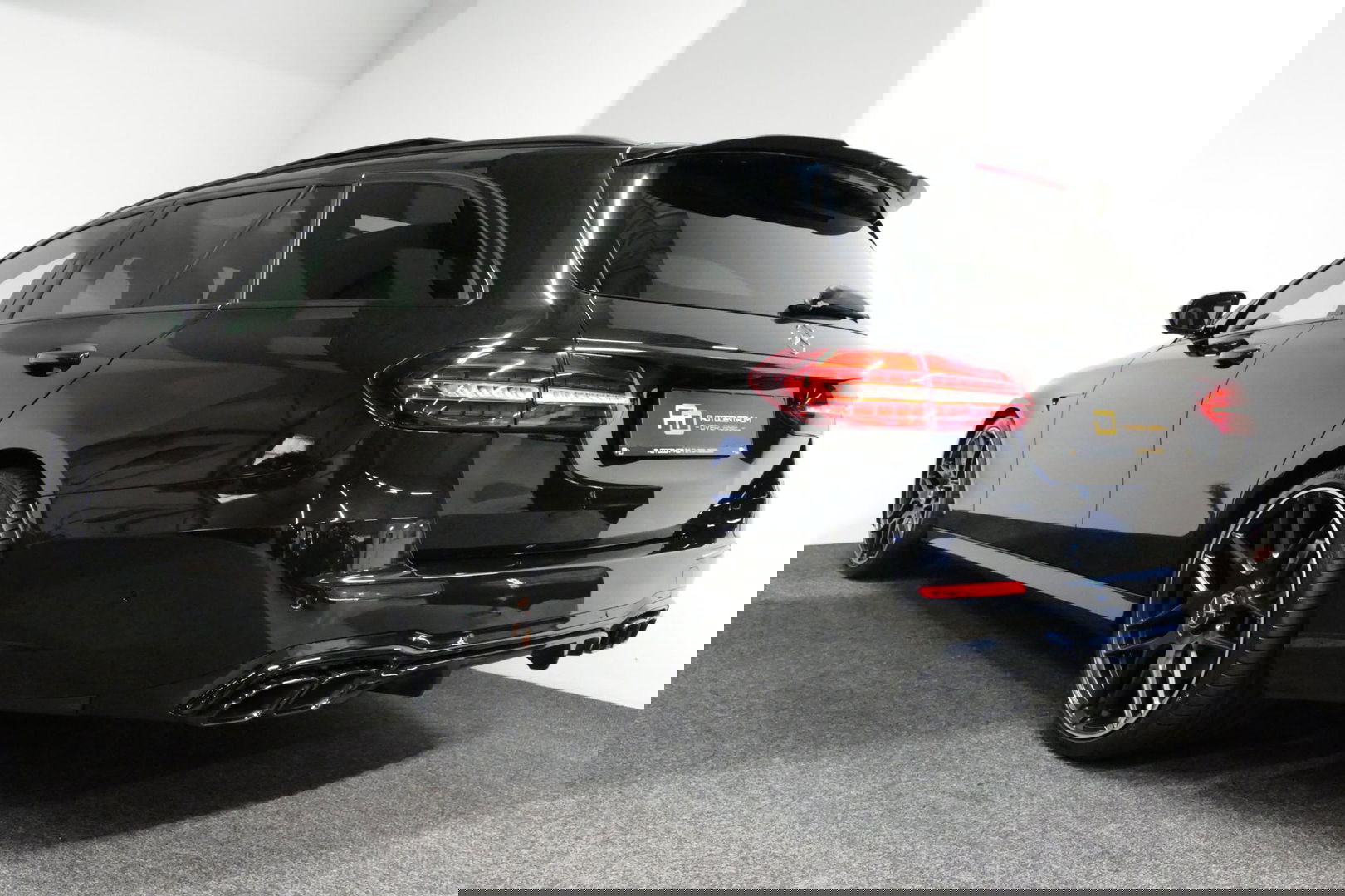 Mercedes-Benz E-Klasse 300 e AMG Line / E63 AMG Diffuser / Panamericana Grill / Panoramadak / Burmester Surround Sound / Rondomzichtcamera / Deels elektr. verstelbare voorstoelen / Ambienteverlichting / Stoelverwarming / Apple Carplay - Android Auto / 20'' LMV / Trekhaak (zwenk