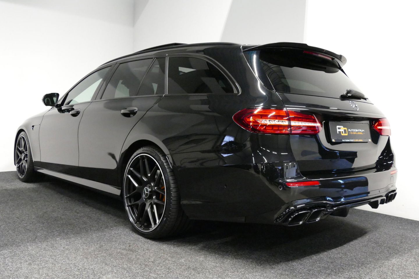 Mercedes-Benz E-Klasse 300 e AMG Line / E63 AMG Diffuser / Panamericana Grill / Panoramadak / Burmester Surround Sound / Rondomzichtcamera / Deels elektr. verstelbare voorstoelen / Ambienteverlichting / Stoelverwarming / Apple Carplay - Android Auto / 20'' LMV / Trekhaak (zwenk