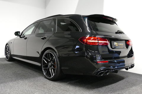 Mercedes-Benz E-Klasse 300 e AMG Line / E63 AMG Diffuser / Panamericana Grill / Panoramadak / Burmester Surround Sound / Rondomzichtcamera / Deels elektr. verstelbare voorstoelen / Ambienteverlichting / Stoelverwarming / Apple Carplay - Android Auto / 20'' LMV / Trekhaak (zwenk
