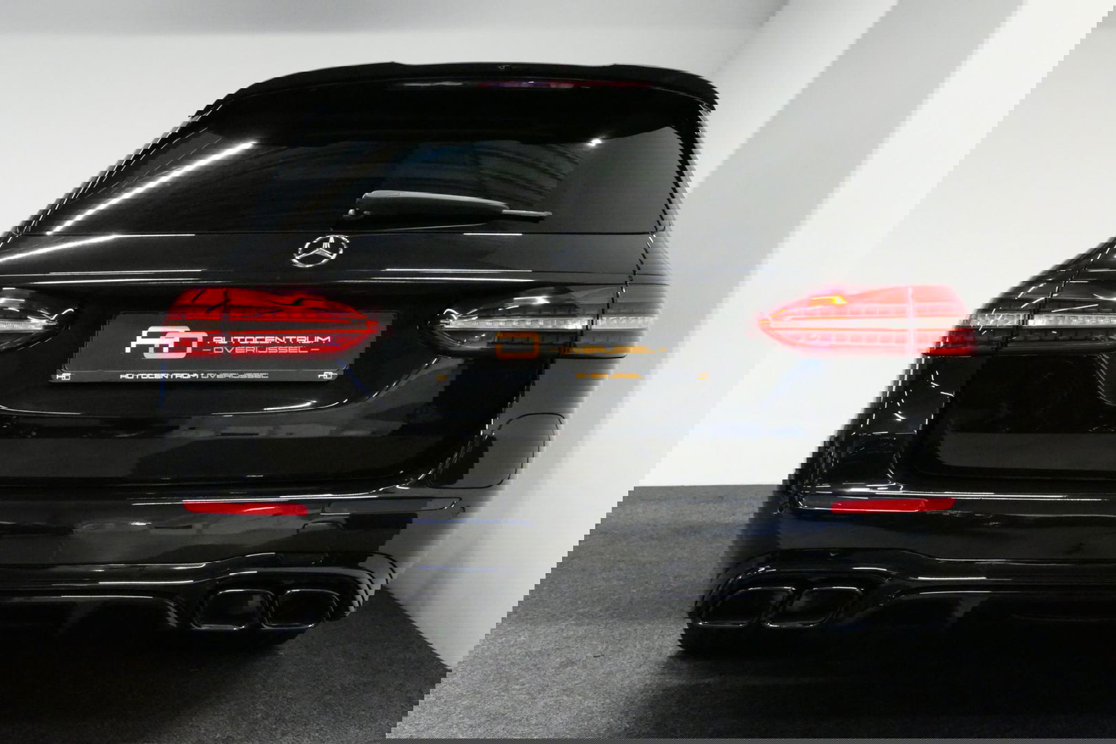 Mercedes-Benz E-Klasse 300 e AMG Line / E63 AMG Diffuser / Panamericana Grill / Panoramadak / Burmester Surround Sound / Rondomzichtcamera / Deels elektr. verstelbare voorstoelen / Ambienteverlichting / Stoelverwarming / Apple Carplay - Android Auto / 20'' LMV / Trekhaak (zwenk