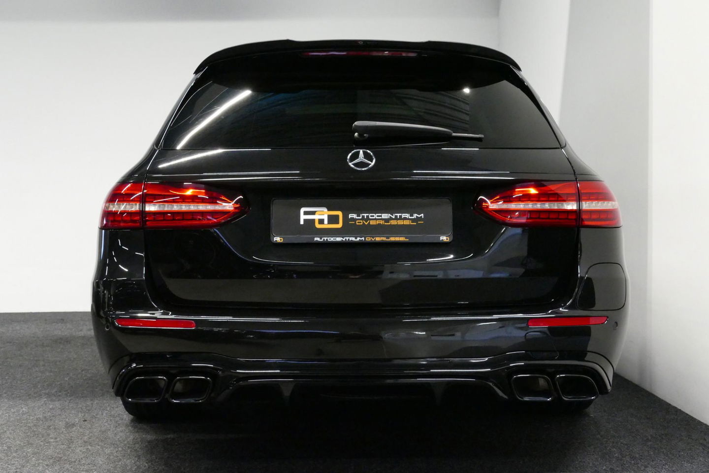 Mercedes-Benz E-Klasse 300 e AMG Line / E63 AMG Diffuser / Panamericana Grill / Panoramadak / Burmester Surround Sound / Rondomzichtcamera / Deels elektr. verstelbare voorstoelen / Ambienteverlichting / Stoelverwarming / Apple Carplay - Android Auto / 20'' LMV / Trekhaak (zwenk