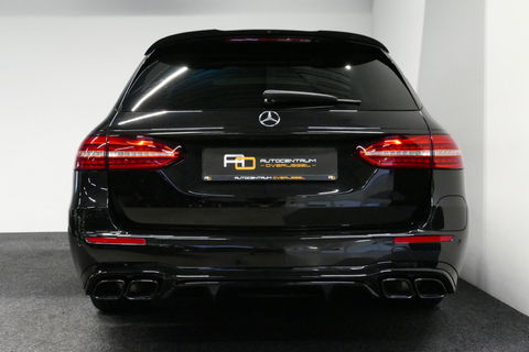 Mercedes-Benz E-Klasse 300 e AMG Line / E63 AMG Diffuser / Panamericana Grill / Panoramadak / Burmester Surround Sound / Rondomzichtcamera / Deels elektr. verstelbare voorstoelen / Ambienteverlichting / Stoelverwarming / Apple Carplay - Android Auto / 20'' LMV / Trekhaak (zwenk