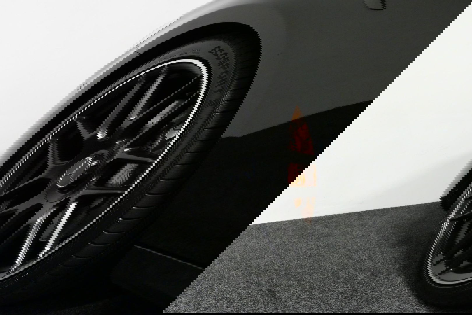 Mercedes-Benz E-Klasse 300 e AMG Line / E63 AMG Diffuser / Panamericana Grill / Panoramadak / Burmester Surround Sound / Rondomzichtcamera / Deels elektr. verstelbare voorstoelen / Ambienteverlichting / Stoelverwarming / Apple Carplay - Android Auto / 20'' LMV / Trekhaak (zwenk