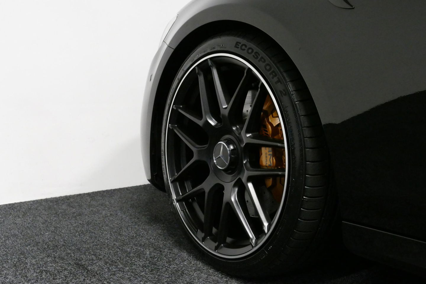 Mercedes-Benz E-Klasse 300 e AMG Line / E63 AMG Diffuser / Panamericana Grill / Panoramadak / Burmester Surround Sound / Rondomzichtcamera / Deels elektr. verstelbare voorstoelen / Ambienteverlichting / Stoelverwarming / Apple Carplay - Android Auto / 20'' LMV / Trekhaak (zwenk