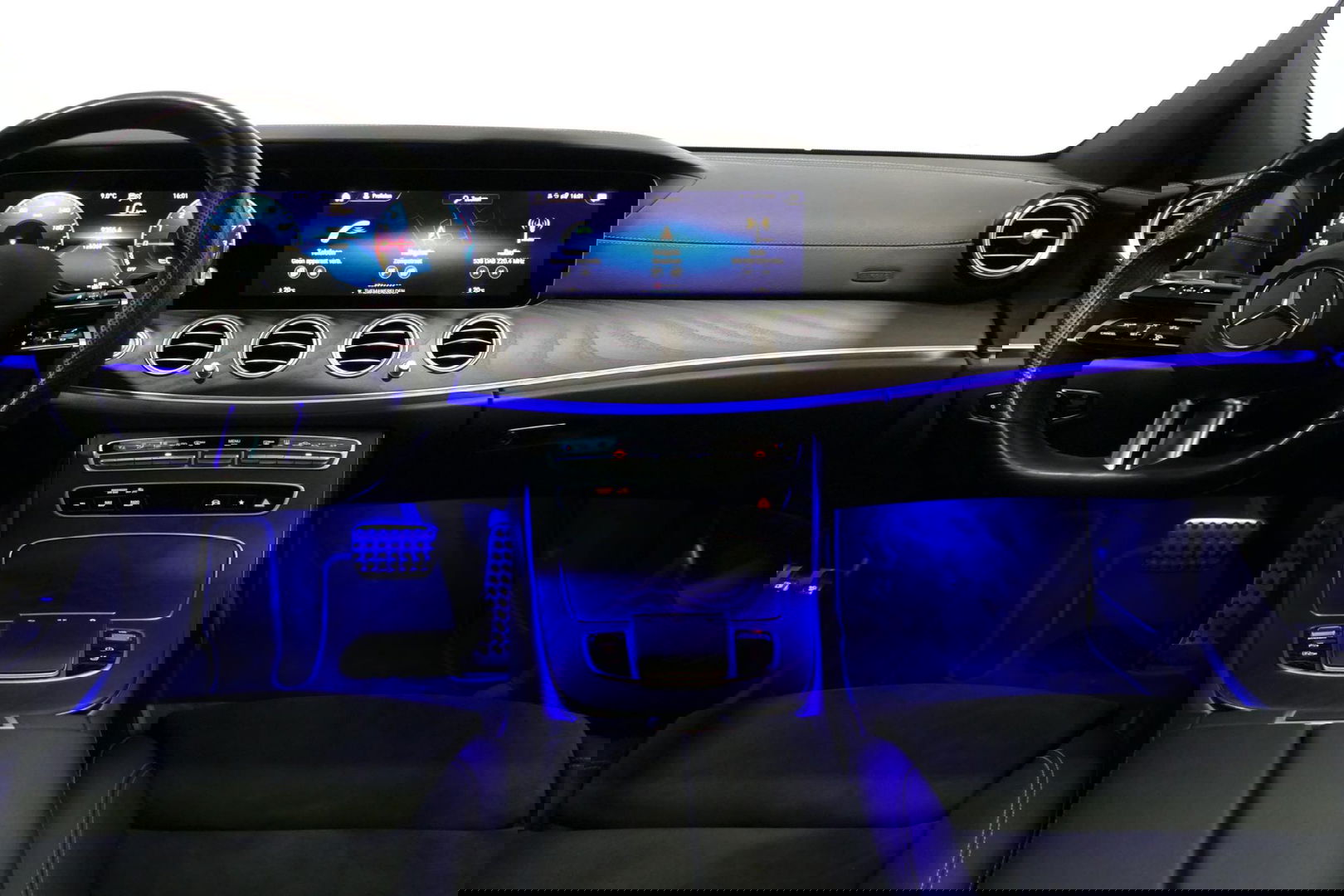 Mercedes-Benz E-Klasse 300 e AMG Line / E63 AMG Diffuser / Panamericana Grill / Panoramadak / Burmester Surround Sound / Rondomzichtcamera / Deels elektr. verstelbare voorstoelen / Ambienteverlichting / Stoelverwarming / Apple Carplay - Android Auto / 20'' LMV / Trekhaak (zwenk
