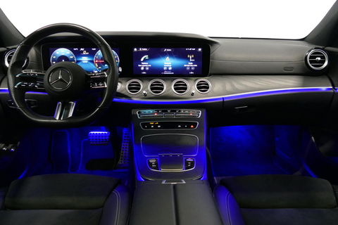 Mercedes-Benz E-Klasse 300 e AMG Line / E63 AMG Diffuser / Panamericana Grill / Panoramadak / Burmester Surround Sound / Rondomzichtcamera / Deels elektr. verstelbare voorstoelen / Ambienteverlichting / Stoelverwarming / Apple Carplay - Android Auto / 20'' LMV / Trekhaak (zwenk