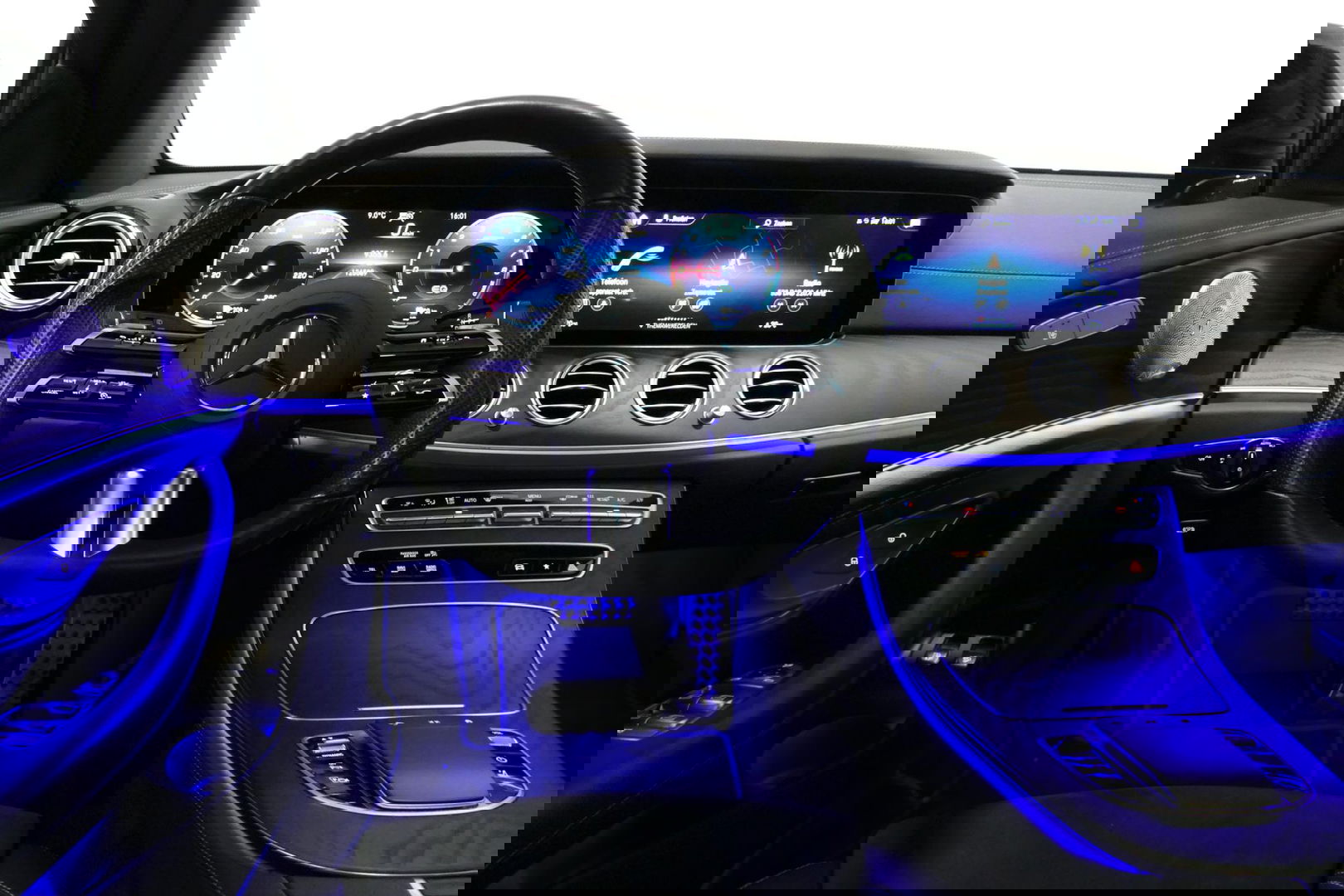 Mercedes-Benz E-Klasse 300 e AMG Line / E63 AMG Diffuser / Panamericana Grill / Panoramadak / Burmester Surround Sound / Rondomzichtcamera / Deels elektr. verstelbare voorstoelen / Ambienteverlichting / Stoelverwarming / Apple Carplay - Android Auto / 20'' LMV / Trekhaak (zwenk