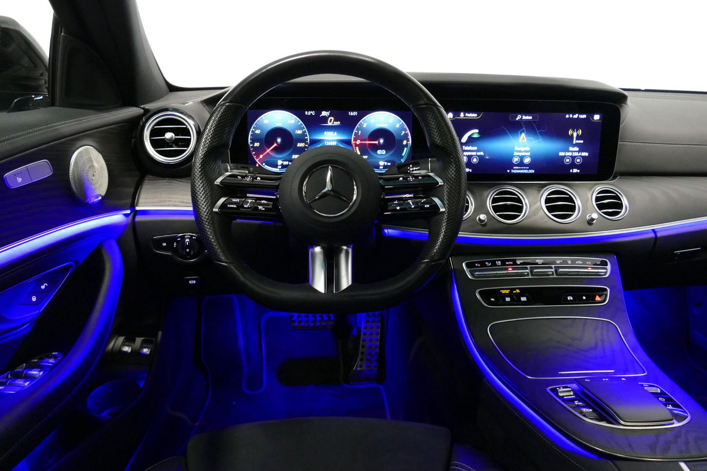 Mercedes-Benz E-Klasse 300 e AMG Line / E63 AMG Diffuser / Panamericana Grill / Panoramadak / Burmester Surround Sound / Rondomzichtcamera / Deels elektr. verstelbare voorstoelen / Ambienteverlichting / Stoelverwarming / Apple Carplay - Android Auto / 20'' LMV / Trekhaak (zwenk