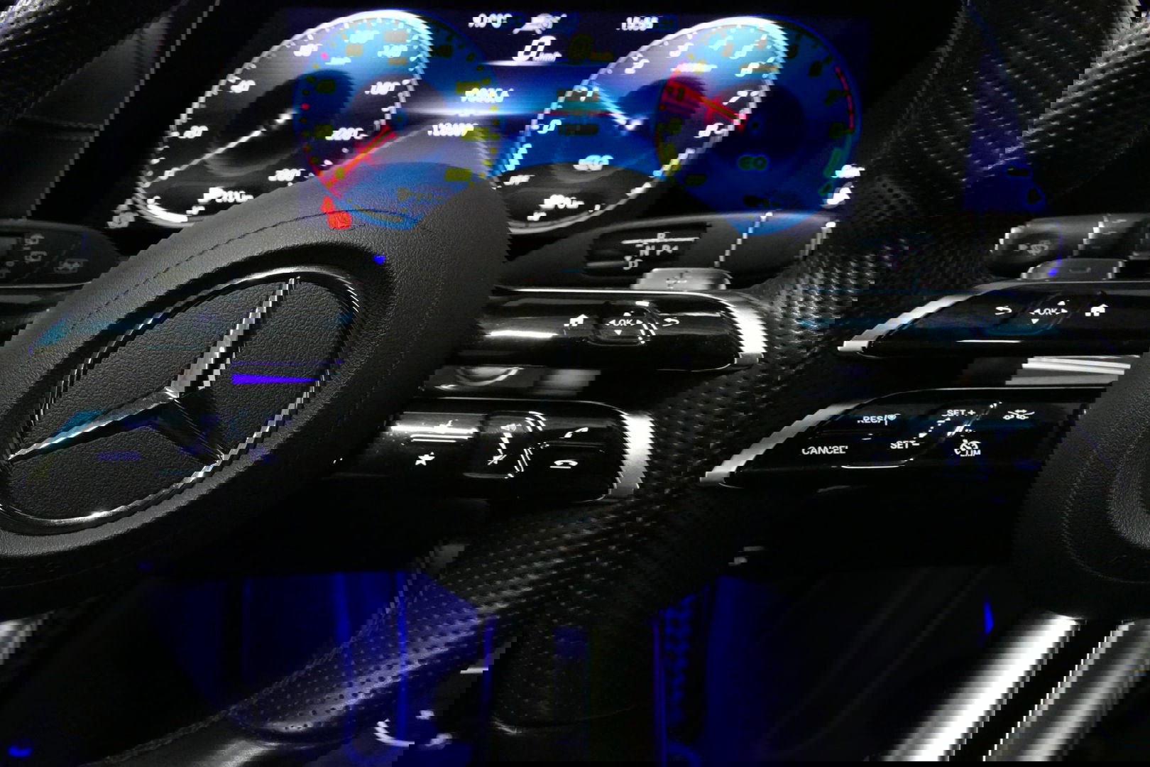 Mercedes-Benz E-Klasse 300 e AMG Line / E63 AMG Diffuser / Panamericana Grill / Panoramadak / Burmester Surround Sound / Rondomzichtcamera / Deels elektr. verstelbare voorstoelen / Ambienteverlichting / Stoelverwarming / Apple Carplay - Android Auto / 20'' LMV / Trekhaak (zwenk