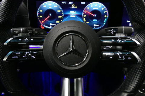 Mercedes-Benz E-Klasse 300 e AMG Line / E63 AMG Diffuser / Panamericana Grill / Panoramadak / Burmester Surround Sound / Rondomzichtcamera / Deels elektr. verstelbare voorstoelen / Ambienteverlichting / Stoelverwarming / Apple Carplay - Android Auto / 20'' LMV / Trekhaak (zwenk