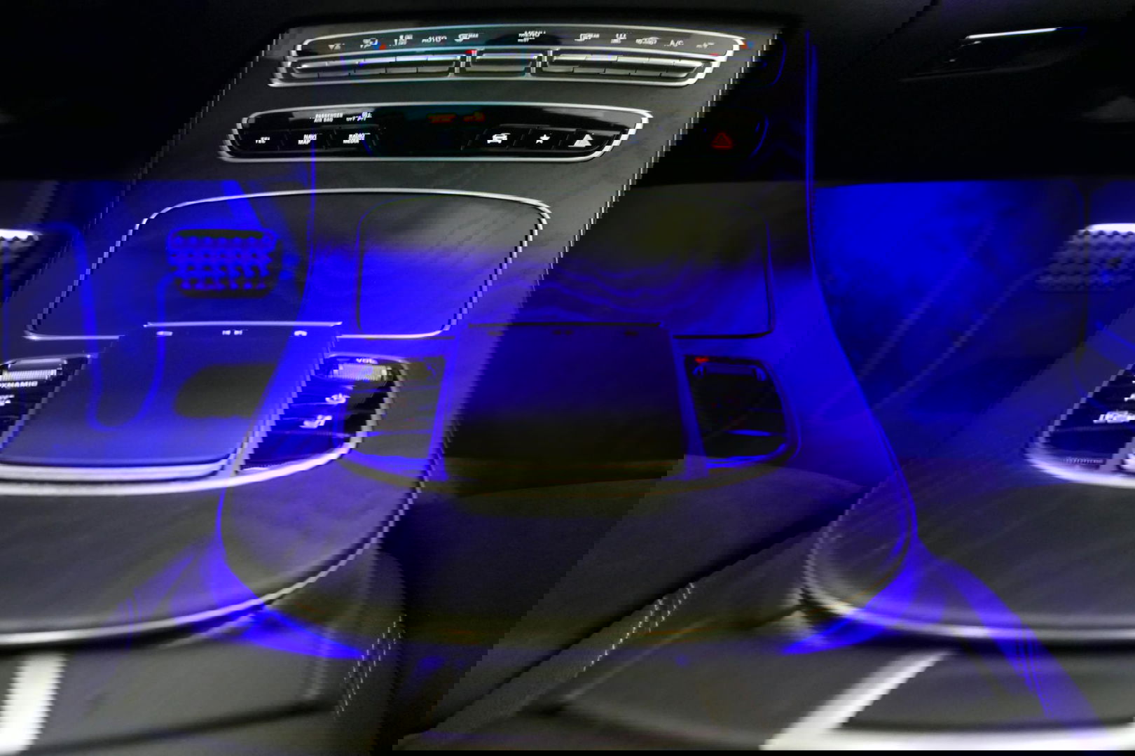 Mercedes-Benz E-Klasse 300 e AMG Line / E63 AMG Diffuser / Panamericana Grill / Panoramadak / Burmester Surround Sound / Rondomzichtcamera / Deels elektr. verstelbare voorstoelen / Ambienteverlichting / Stoelverwarming / Apple Carplay - Android Auto / 20'' LMV / Trekhaak (zwenk