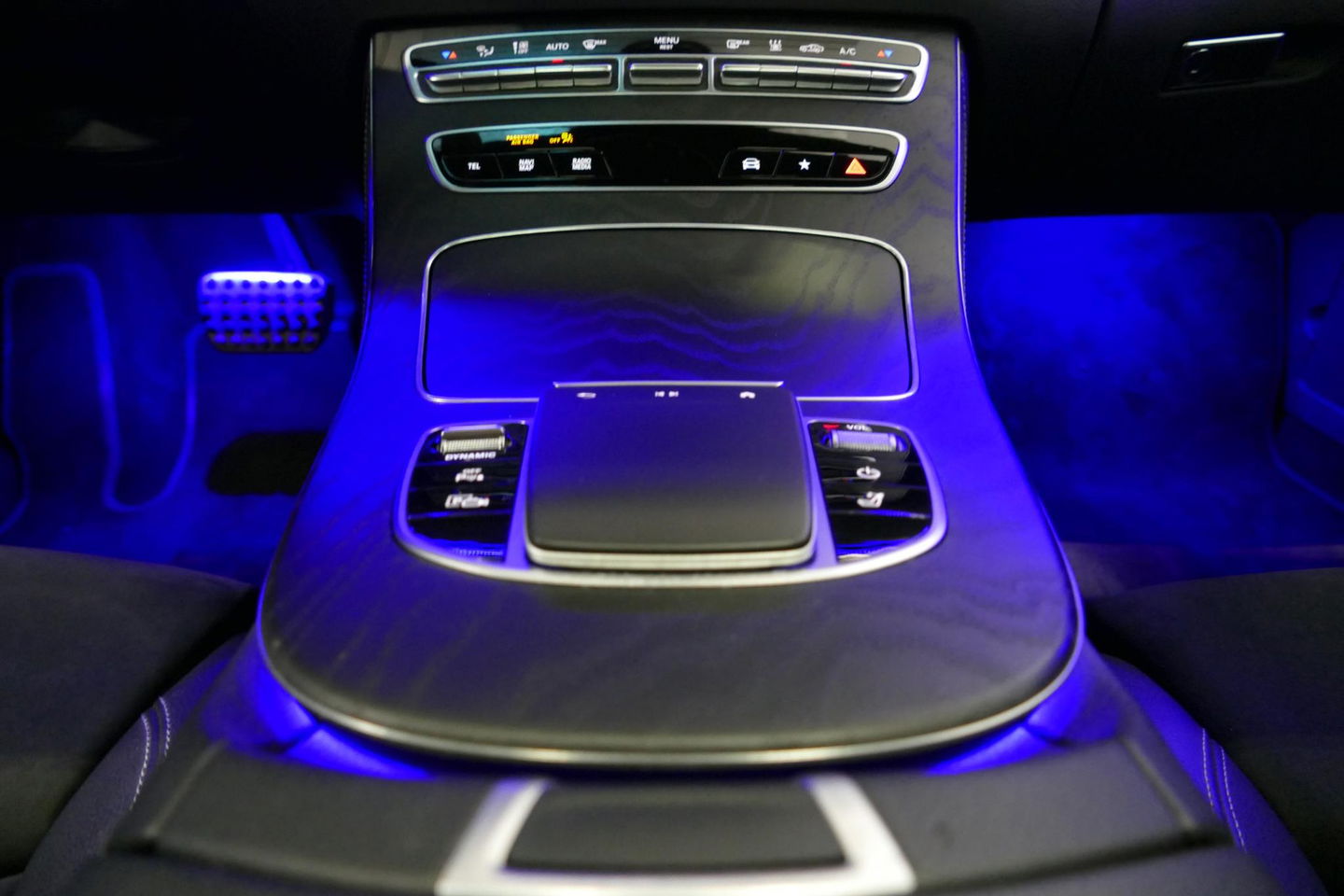 Mercedes-Benz E-Klasse 300 e AMG Line / E63 AMG Diffuser / Panamericana Grill / Panoramadak / Burmester Surround Sound / Rondomzichtcamera / Deels elektr. verstelbare voorstoelen / Ambienteverlichting / Stoelverwarming / Apple Carplay - Android Auto / 20'' LMV / Trekhaak (zwenk