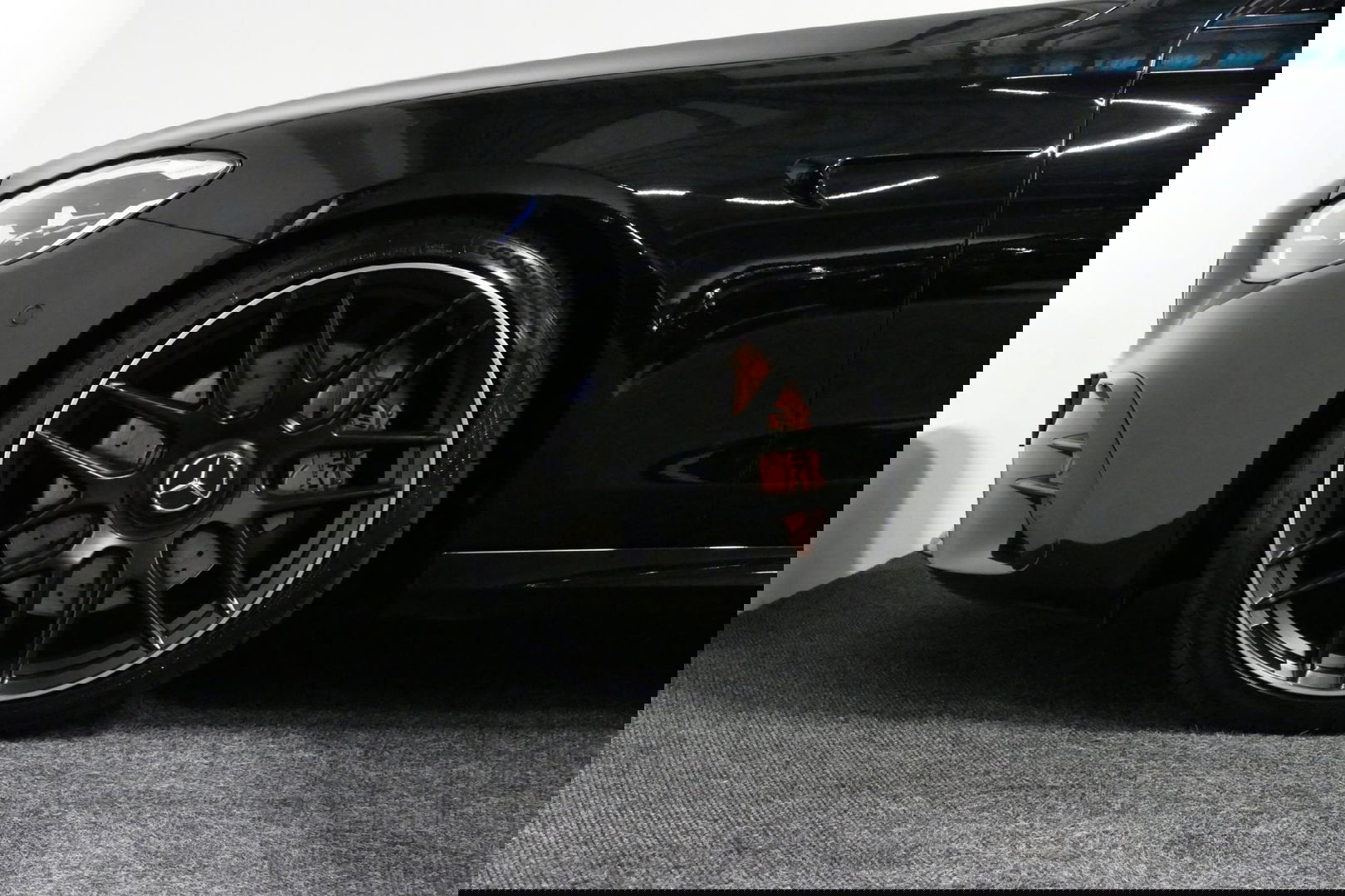 Mercedes-Benz E-Klasse 300 e AMG Line / E63 AMG Diffuser / Panamericana Grill / Panoramadak / Burmester Surround Sound / Rondomzichtcamera / Deels elektr. verstelbare voorstoelen / Ambienteverlichting / Stoelverwarming / Apple Carplay - Android Auto / 20'' LMV / Trekhaak (zwenk