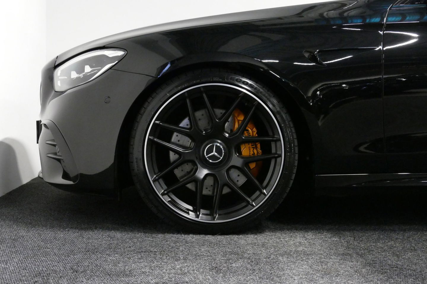 Mercedes-Benz E-Klasse 300 e AMG Line / E63 AMG Diffuser / Panamericana Grill / Panoramadak / Burmester Surround Sound / Rondomzichtcamera / Deels elektr. verstelbare voorstoelen / Ambienteverlichting / Stoelverwarming / Apple Carplay - Android Auto / 20'' LMV / Trekhaak (zwenk