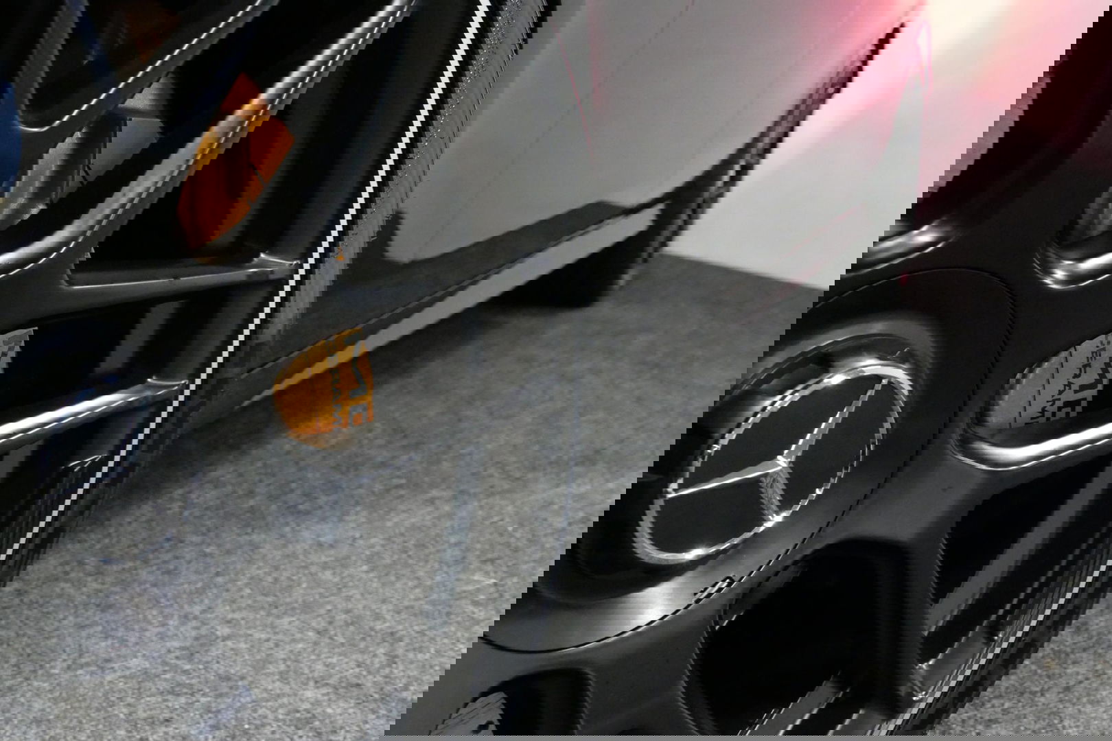 Mercedes-Benz E-Klasse 300 e AMG Line / E63 AMG Diffuser / Panamericana Grill / Panoramadak / Burmester Surround Sound / Rondomzichtcamera / Deels elektr. verstelbare voorstoelen / Ambienteverlichting / Stoelverwarming / Apple Carplay - Android Auto / 20'' LMV / Trekhaak (zwenk