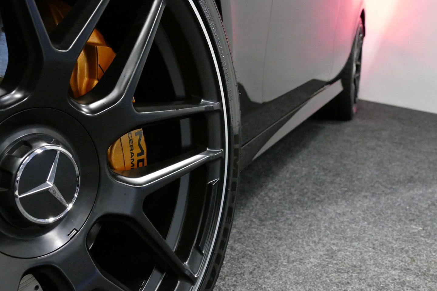 Mercedes-Benz E-Klasse 300 e AMG Line / E63 AMG Diffuser / Panamericana Grill / Panoramadak / Burmester Surround Sound / Rondomzichtcamera / Deels elektr. verstelbare voorstoelen / Ambienteverlichting / Stoelverwarming / Apple Carplay - Android Auto / 20'' LMV / Trekhaak (zwenk