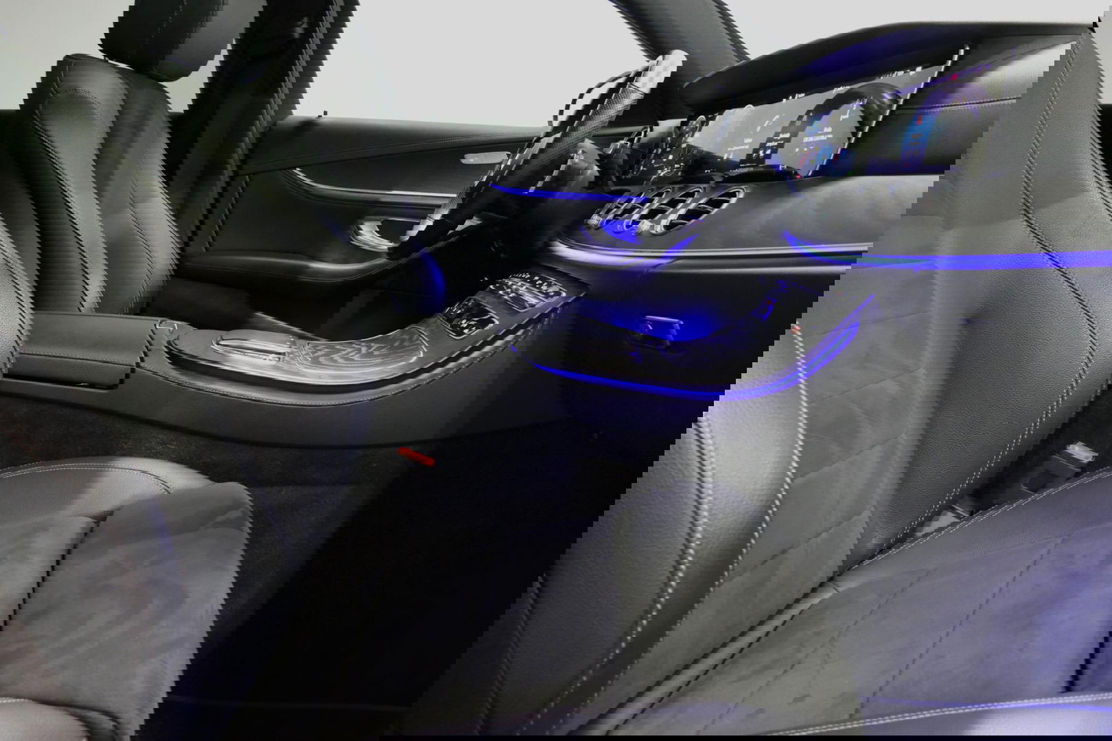 Mercedes-Benz E-Klasse 300 e AMG Line / E63 AMG Diffuser / Panamericana Grill / Panoramadak / Burmester Surround Sound / Rondomzichtcamera / Deels elektr. verstelbare voorstoelen / Ambienteverlichting / Stoelverwarming / Apple Carplay - Android Auto / 20'' LMV / Trekhaak (zwenk