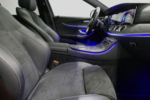 Mercedes-Benz E-Klasse 300 e AMG Line / E63 AMG Diffuser / Panamericana Grill / Panoramadak / Burmester Surround Sound / Rondomzichtcamera / Deels elektr. verstelbare voorstoelen / Ambienteverlichting / Stoelverwarming / Apple Carplay - Android Auto / 20'' LMV / Trekhaak (zwenk