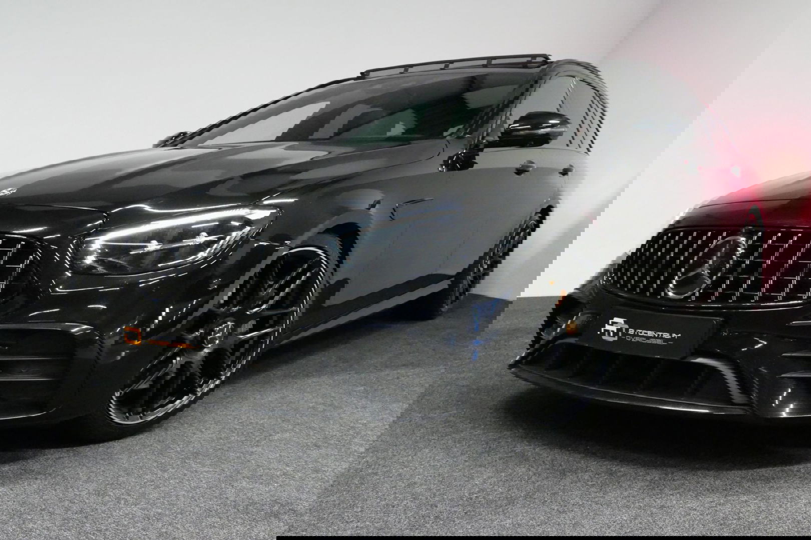 Mercedes-Benz E-Klasse 300 e AMG Line / E63 AMG Diffuser / Panamericana Grill / Panoramadak / Burmester Surround Sound / Rondomzichtcamera / Deels elektr. verstelbare voorstoelen / Ambienteverlichting / Stoelverwarming / Apple Carplay - Android Auto / 20'' LMV / Trekhaak (zwenk