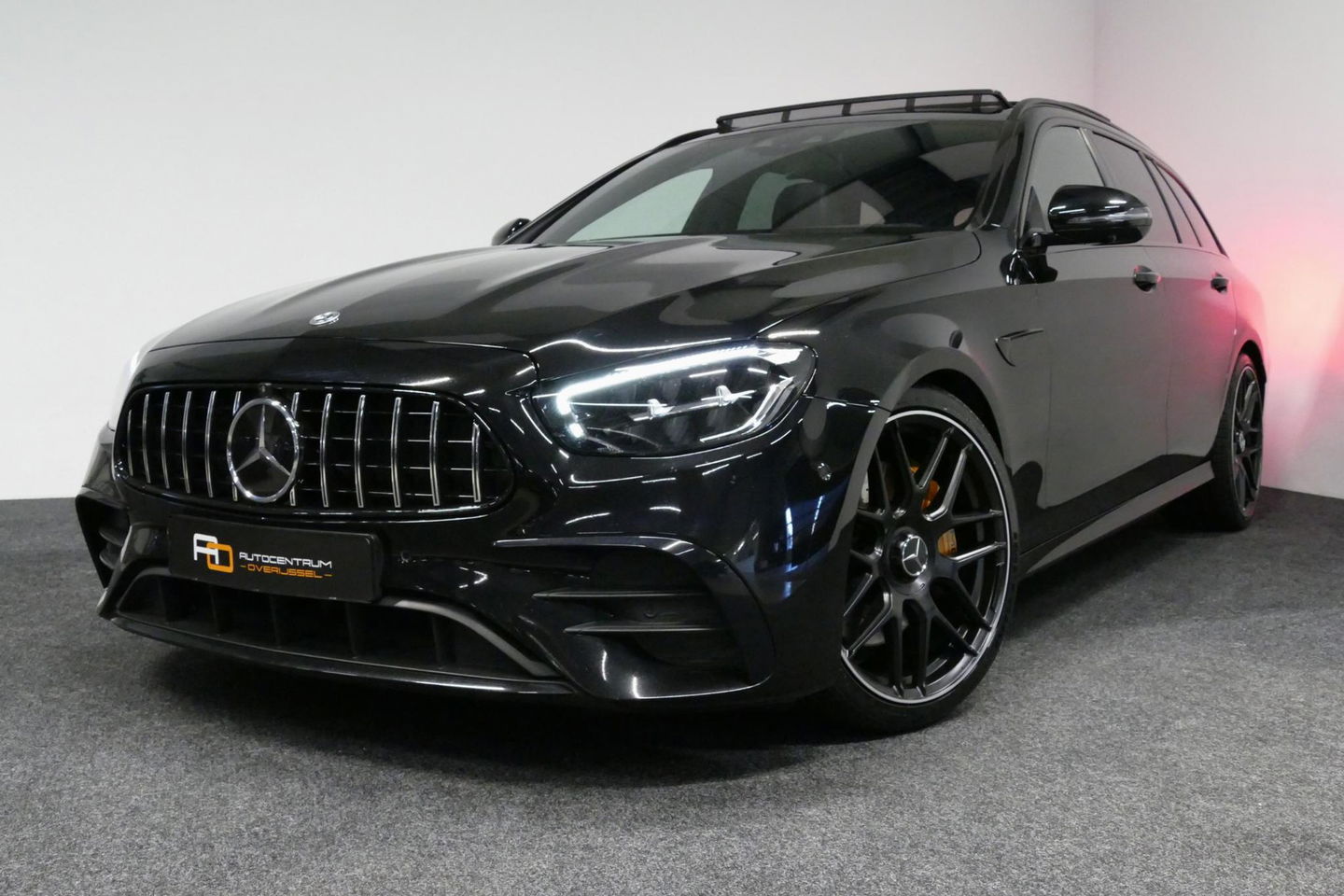 Mercedes-Benz E-Klasse 300 e AMG Line / E63 AMG Diffuser / Panamericana Grill / Panoramadak / Burmester Surround Sound / Rondomzichtcamera / Deels elektr. verstelbare voorstoelen / Ambienteverlichting / Stoelverwarming / Apple Carplay - Android Auto / 20'' LMV / Trekhaak (zwenk