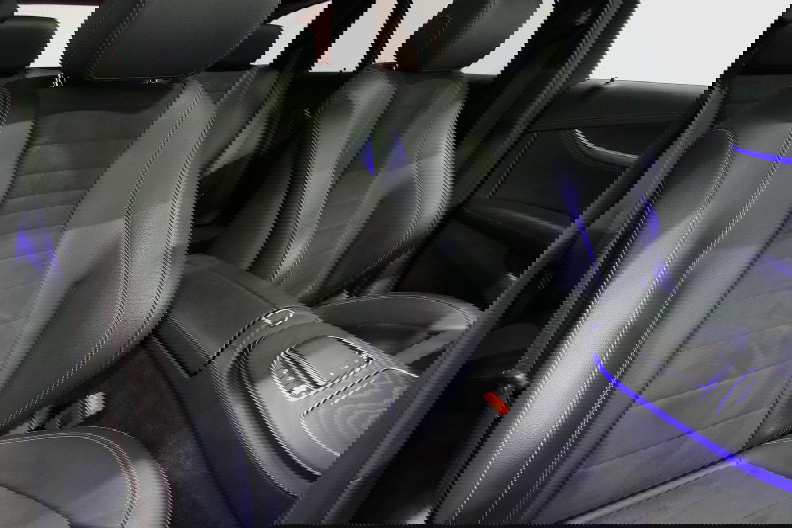 Mercedes-Benz E-Klasse 300 e AMG Line / E63 AMG Diffuser / Panamericana Grill / Panoramadak / Burmester Surround Sound / Rondomzichtcamera / Deels elektr. verstelbare voorstoelen / Ambienteverlichting / Stoelverwarming / Apple Carplay - Android Auto / 20'' LMV / Trekhaak (zwenk