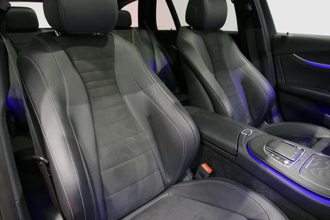 Mercedes-Benz E-Klasse 300 e AMG Line / E63 AMG Diffuser / Panamericana Grill / Panoramadak / Burmester Surround Sound / Rondomzichtcamera / Deels elektr. verstelbare voorstoelen / Ambienteverlichting / Stoelverwarming / Apple Carplay - Android Auto / 20'' LMV / Trekhaak (zwenk
