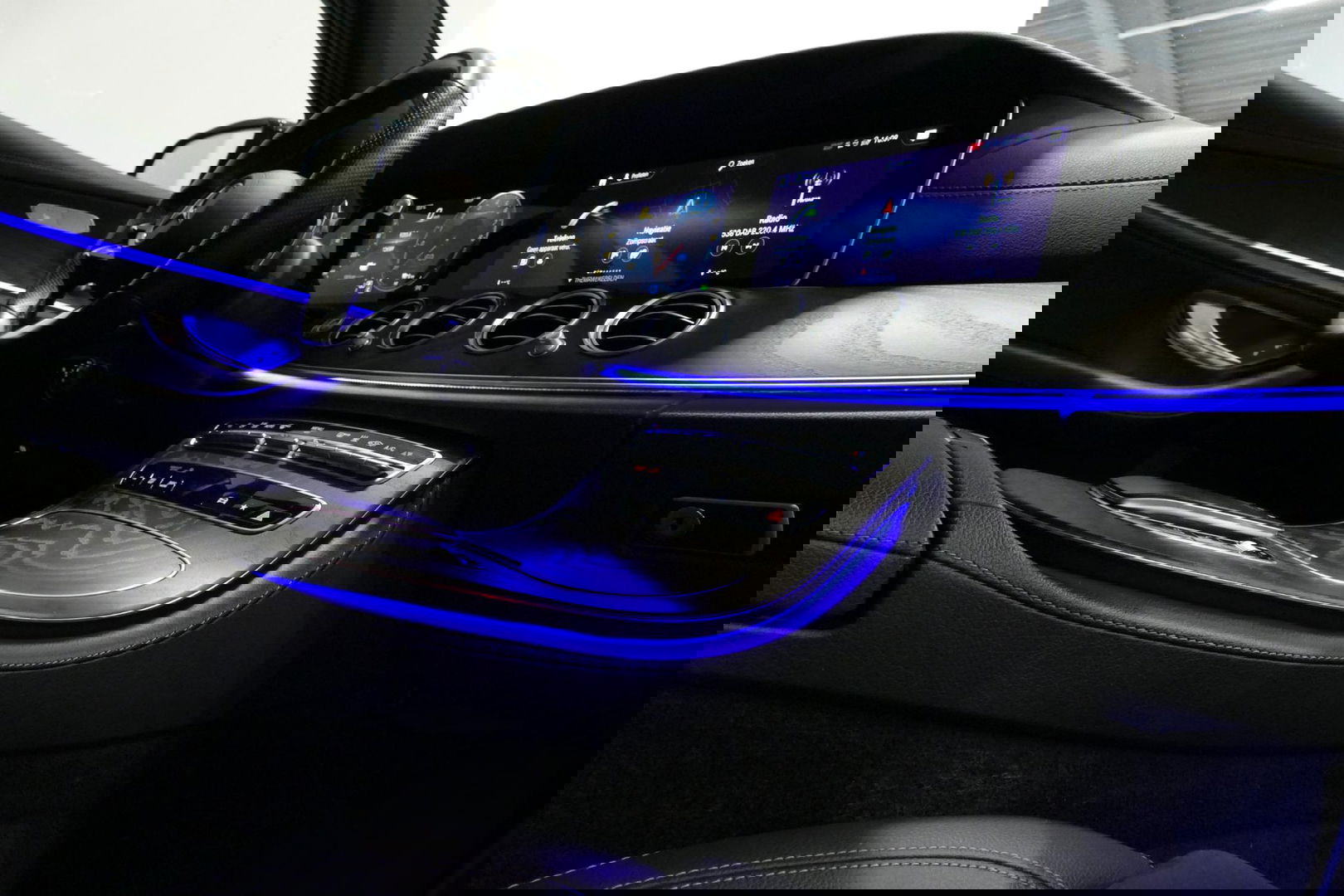 Mercedes-Benz E-Klasse 300 e AMG Line / E63 AMG Diffuser / Panamericana Grill / Panoramadak / Burmester Surround Sound / Rondomzichtcamera / Deels elektr. verstelbare voorstoelen / Ambienteverlichting / Stoelverwarming / Apple Carplay - Android Auto / 20'' LMV / Trekhaak (zwenk