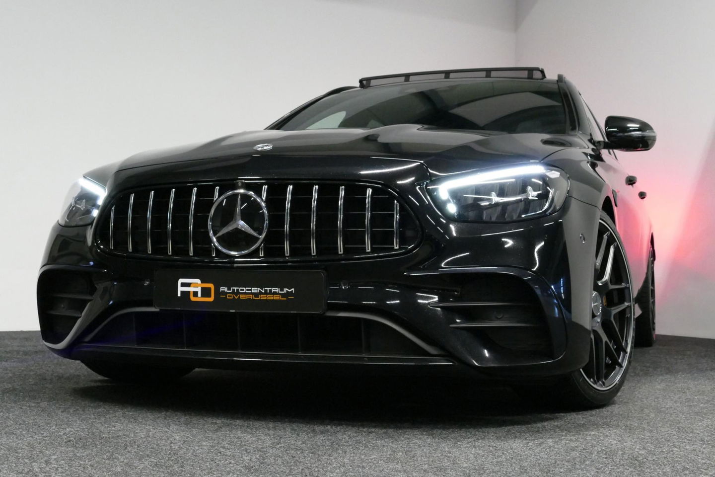 Mercedes-Benz E-Klasse 300 e AMG Line / E63 AMG Diffuser / Panamericana Grill / Panoramadak / Burmester Surround Sound / Rondomzichtcamera / Deels elektr. verstelbare voorstoelen / Ambienteverlichting / Stoelverwarming / Apple Carplay - Android Auto / 20'' LMV / Trekhaak (zwenk