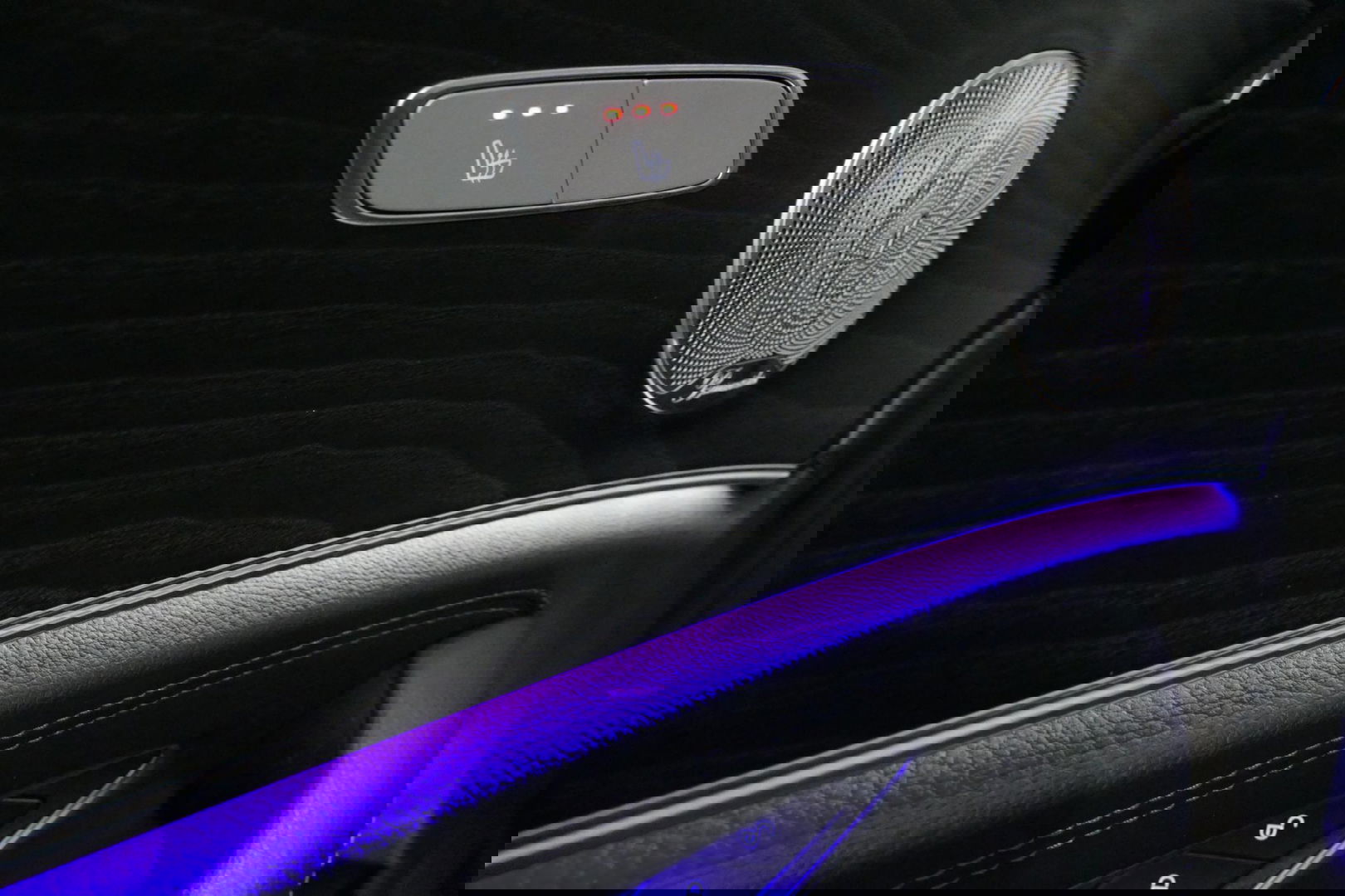 Mercedes-Benz E-Klasse 300 e AMG Line / E63 AMG Diffuser / Panamericana Grill / Panoramadak / Burmester Surround Sound / Rondomzichtcamera / Deels elektr. verstelbare voorstoelen / Ambienteverlichting / Stoelverwarming / Apple Carplay - Android Auto / 20'' LMV / Trekhaak (zwenk