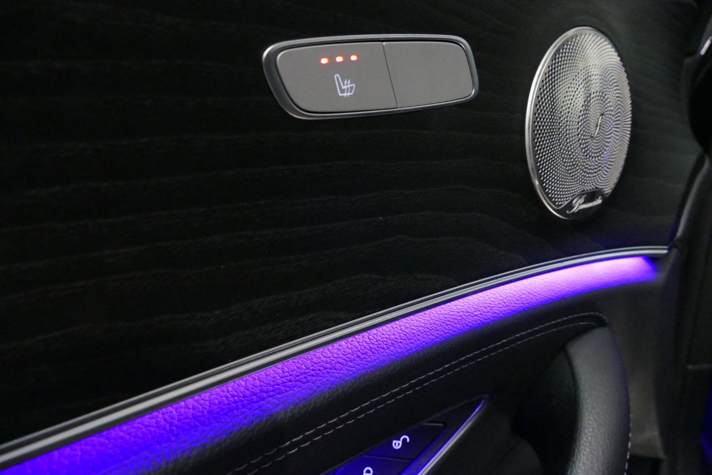Mercedes-Benz E-Klasse 300 e AMG Line / E63 AMG Diffuser / Panamericana Grill / Panoramadak / Burmester Surround Sound / Rondomzichtcamera / Deels elektr. verstelbare voorstoelen / Ambienteverlichting / Stoelverwarming / Apple Carplay - Android Auto / 20'' LMV / Trekhaak (zwenk