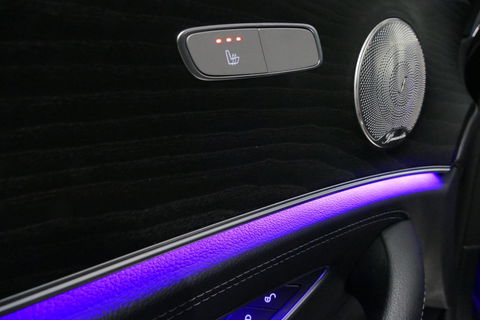 Mercedes-Benz E-Klasse 300 e AMG Line / E63 AMG Diffuser / Panamericana Grill / Panoramadak / Burmester Surround Sound / Rondomzichtcamera / Deels elektr. verstelbare voorstoelen / Ambienteverlichting / Stoelverwarming / Apple Carplay - Android Auto / 20'' LMV / Trekhaak (zwenk