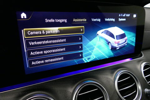 Mercedes-Benz E-Klasse 300 e AMG Line / E63 AMG Diffuser / Panamericana Grill / Panoramadak / Burmester Surround Sound / Rondomzichtcamera / Deels elektr. verstelbare voorstoelen / Ambienteverlichting / Stoelverwarming / Apple Carplay - Android Auto / 20'' LMV / Trekhaak (zwenk