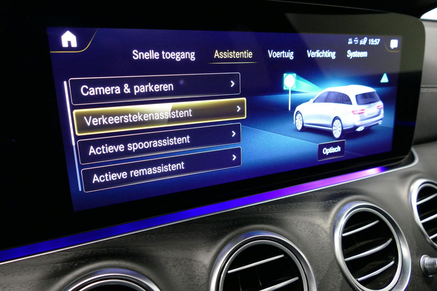 Mercedes-Benz E-Klasse 300 e AMG Line / E63 AMG Diffuser / Panamericana Grill / Panoramadak / Burmester Surround Sound / Rondomzichtcamera / Deels elektr. verstelbare voorstoelen / Ambienteverlichting / Stoelverwarming / Apple Carplay - Android Auto / 20'' LMV / Trekhaak (zwenk