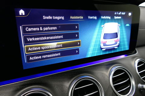 Mercedes-Benz E-Klasse 300 e AMG Line / E63 AMG Diffuser / Panamericana Grill / Panoramadak / Burmester Surround Sound / Rondomzichtcamera / Deels elektr. verstelbare voorstoelen / Ambienteverlichting / Stoelverwarming / Apple Carplay - Android Auto / 20'' LMV / Trekhaak (zwenk