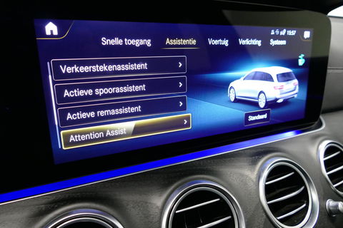 Mercedes-Benz E-Klasse 300 e AMG Line / E63 AMG Diffuser / Panamericana Grill / Panoramadak / Burmester Surround Sound / Rondomzichtcamera / Deels elektr. verstelbare voorstoelen / Ambienteverlichting / Stoelverwarming / Apple Carplay - Android Auto / 20'' LMV / Trekhaak (zwenk