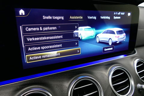 Mercedes-Benz E-Klasse 300 e AMG Line / E63 AMG Diffuser / Panamericana Grill / Panoramadak / Burmester Surround Sound / Rondomzichtcamera / Deels elektr. verstelbare voorstoelen / Ambienteverlichting / Stoelverwarming / Apple Carplay - Android Auto / 20'' LMV / Trekhaak (zwenk