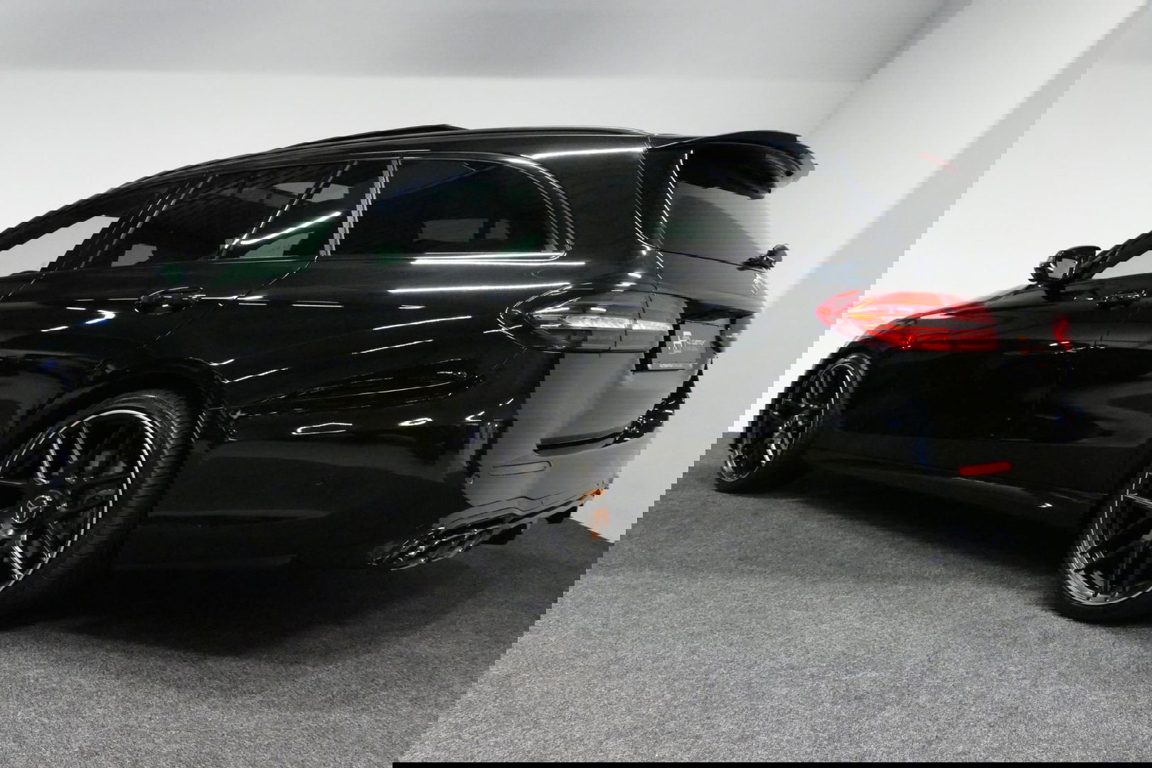 Mercedes-Benz E-Klasse 300 e AMG Line / E63 AMG Diffuser / Panamericana Grill / Panoramadak / Burmester Surround Sound / Rondomzichtcamera / Deels elektr. verstelbare voorstoelen / Ambienteverlichting / Stoelverwarming / Apple Carplay - Android Auto / 20'' LMV / Trekhaak (zwenk