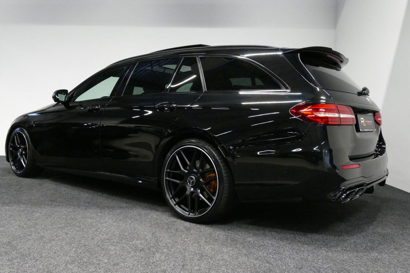 Mercedes-Benz E-Klasse 300 e AMG Line / E63 AMG Diffuser / Panamericana Grill / Panoramadak / Burmester Surround Sound / Rondomzichtcamera / Deels elektr. verstelbare voorstoelen / Ambienteverlichting / Stoelverwarming / Apple Carplay - Android Auto / 20'' LMV / Trekhaak (zwenk