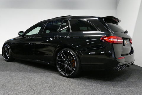 Mercedes-Benz E-Klasse 300 e AMG Line / E63 AMG Diffuser / Panamericana Grill / Panoramadak / Burmester Surround Sound / Rondomzichtcamera / Deels elektr. verstelbare voorstoelen / Ambienteverlichting / Stoelverwarming / Apple Carplay - Android Auto / 20'' LMV / Trekhaak (zwenk