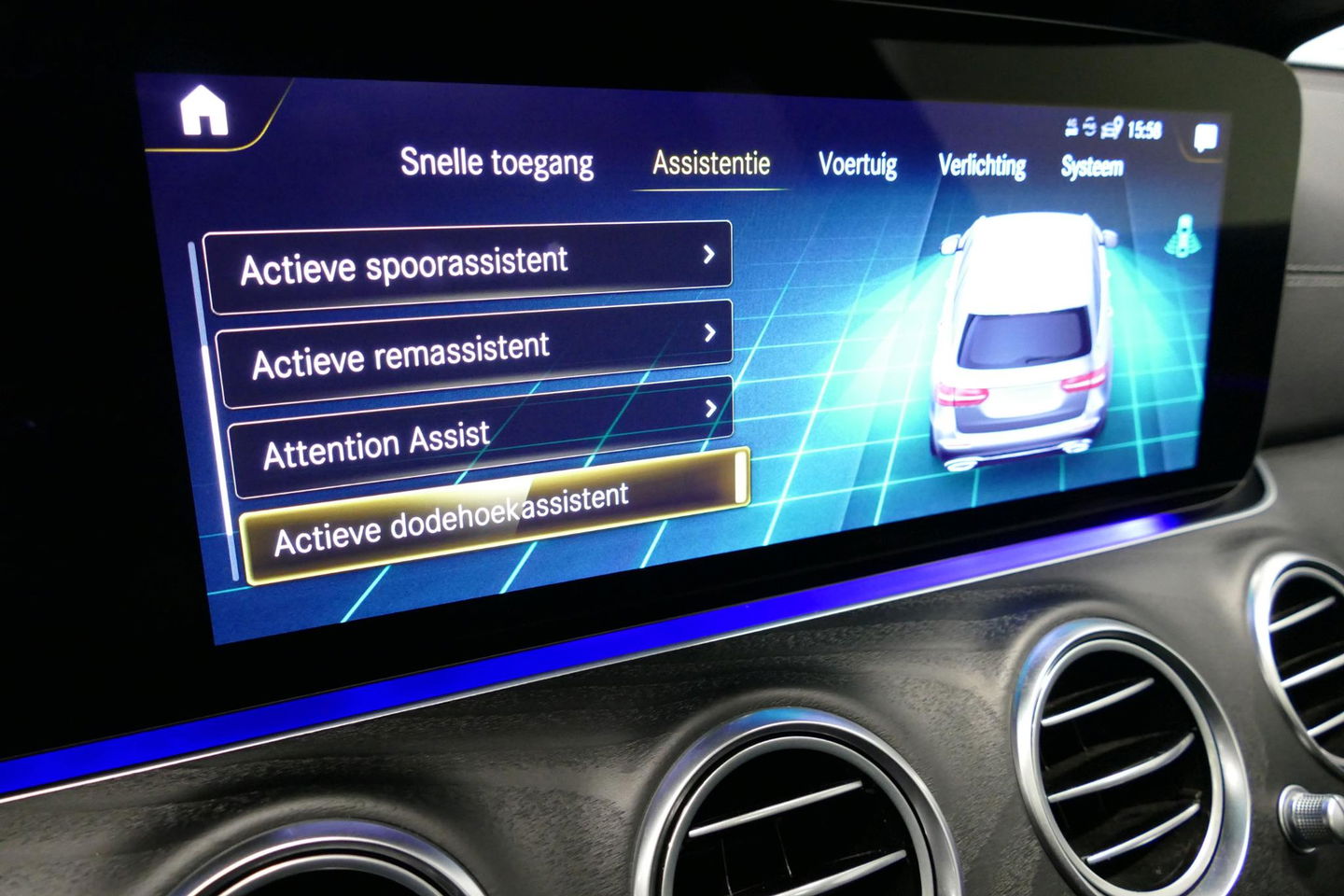 Mercedes-Benz E-Klasse 300 e AMG Line / E63 AMG Diffuser / Panamericana Grill / Panoramadak / Burmester Surround Sound / Rondomzichtcamera / Deels elektr. verstelbare voorstoelen / Ambienteverlichting / Stoelverwarming / Apple Carplay - Android Auto / 20'' LMV / Trekhaak (zwenk