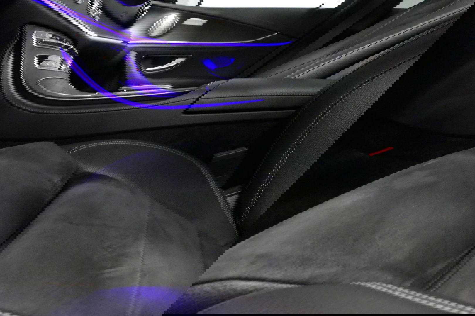 Mercedes-Benz E-Klasse 300 e AMG Line / E63 AMG Diffuser / Panamericana Grill / Panoramadak / Burmester Surround Sound / Rondomzichtcamera / Deels elektr. verstelbare voorstoelen / Ambienteverlichting / Stoelverwarming / Apple Carplay - Android Auto / 20'' LMV / Trekhaak (zwenk