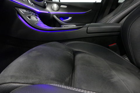 Mercedes-Benz E-Klasse 300 e AMG Line / E63 AMG Diffuser / Panamericana Grill / Panoramadak / Burmester Surround Sound / Rondomzichtcamera / Deels elektr. verstelbare voorstoelen / Ambienteverlichting / Stoelverwarming / Apple Carplay - Android Auto / 20'' LMV / Trekhaak (zwenk