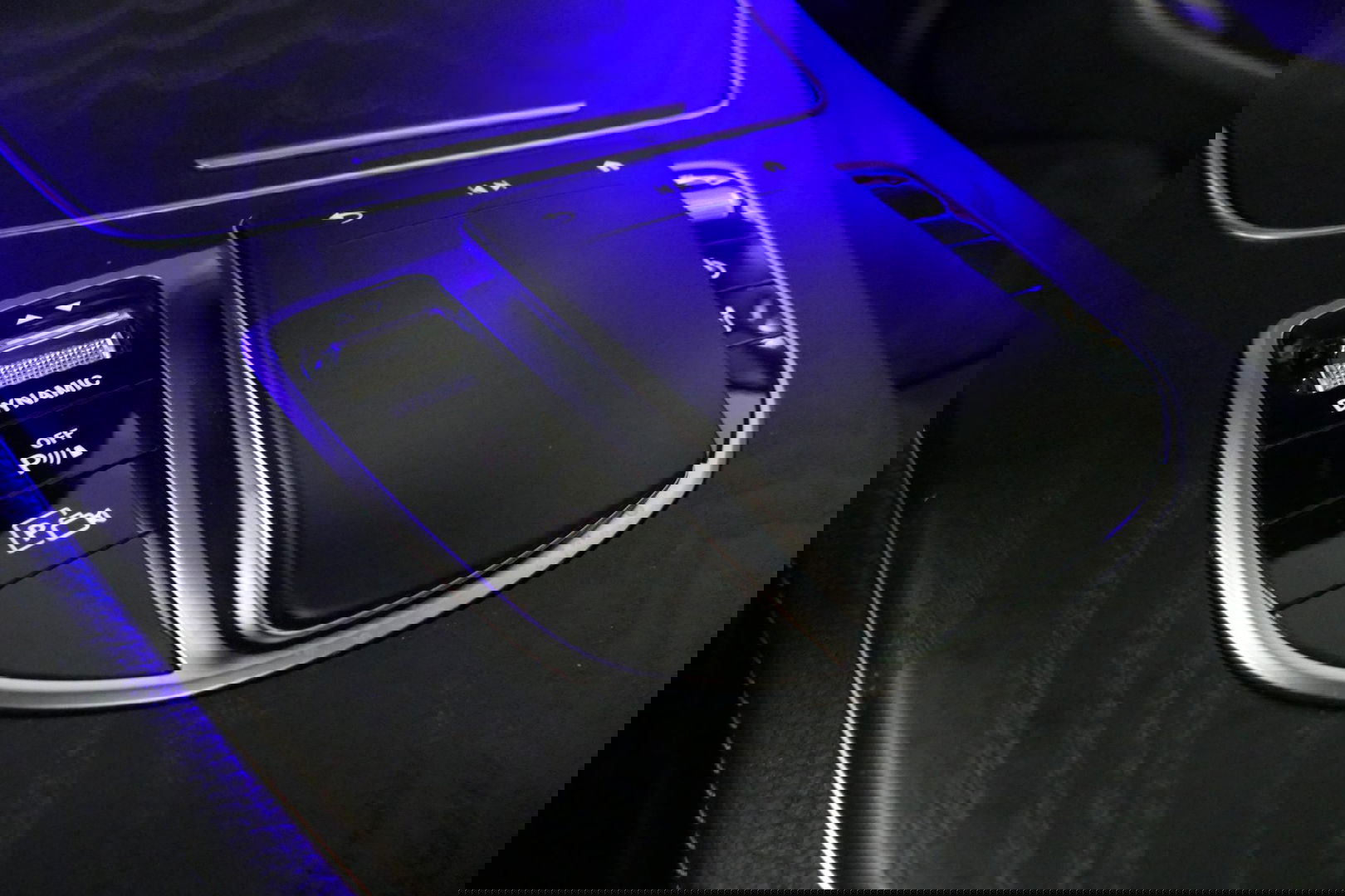 Mercedes-Benz E-Klasse 300 e AMG Line / E63 AMG Diffuser / Panamericana Grill / Panoramadak / Burmester Surround Sound / Rondomzichtcamera / Deels elektr. verstelbare voorstoelen / Ambienteverlichting / Stoelverwarming / Apple Carplay - Android Auto / 20'' LMV / Trekhaak (zwenk