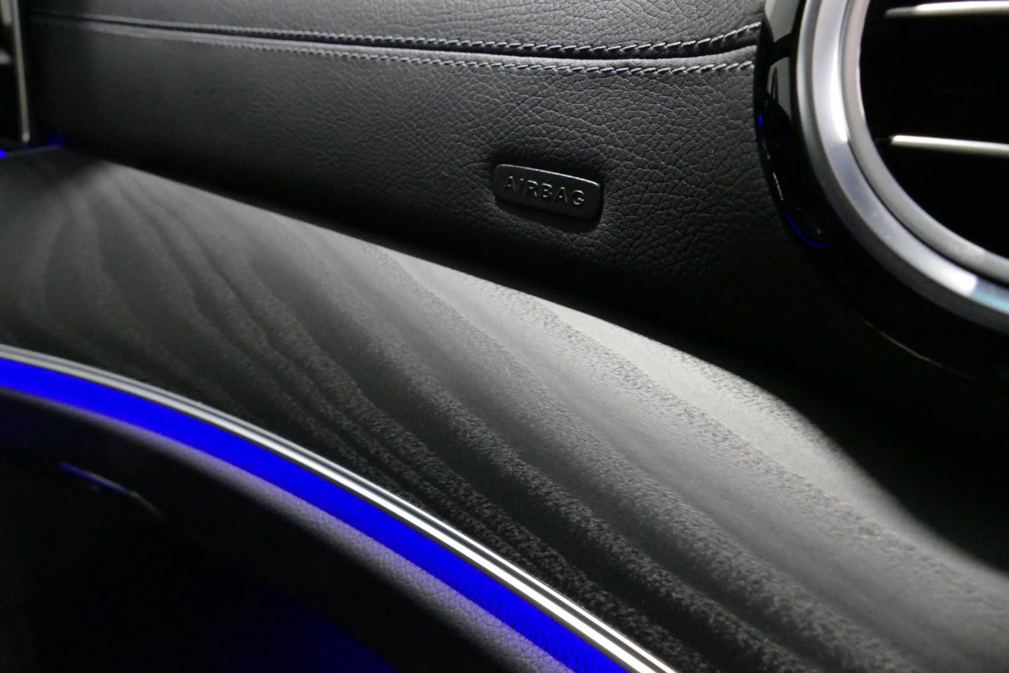 Mercedes-Benz E-Klasse 300 e AMG Line / E63 AMG Diffuser / Panamericana Grill / Panoramadak / Burmester Surround Sound / Rondomzichtcamera / Deels elektr. verstelbare voorstoelen / Ambienteverlichting / Stoelverwarming / Apple Carplay - Android Auto / 20'' LMV / Trekhaak (zwenk